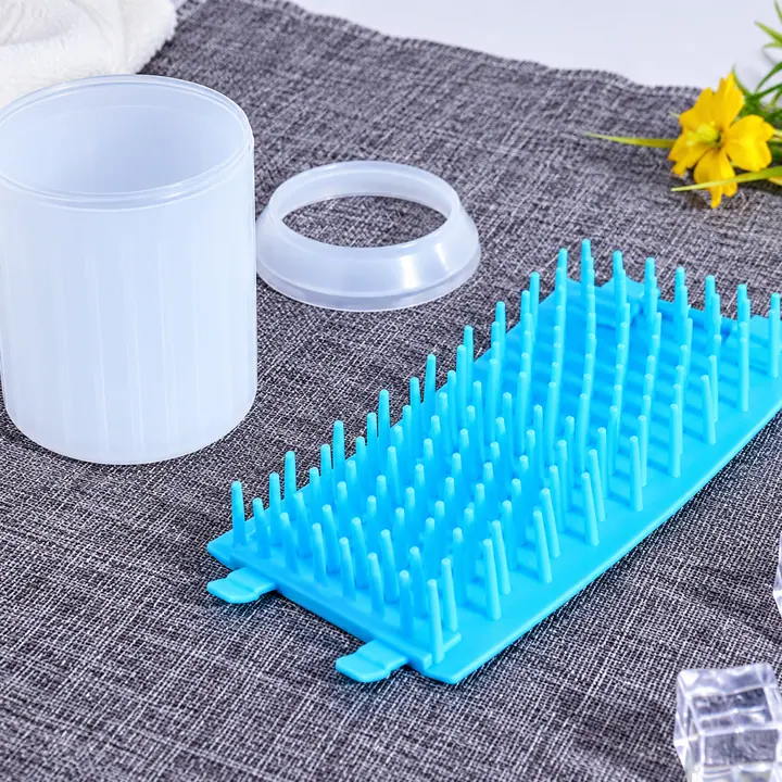 Piezas del limpiapatas PawClean sobre una mesa