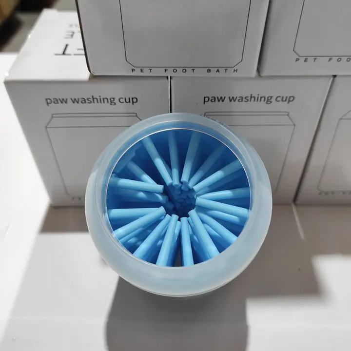 Vaso limpiapatas PawClean visto de cerca, con sus cerdas interiores azules